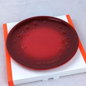 NEW Le Creuset Red Cerisse Star Relief Plate